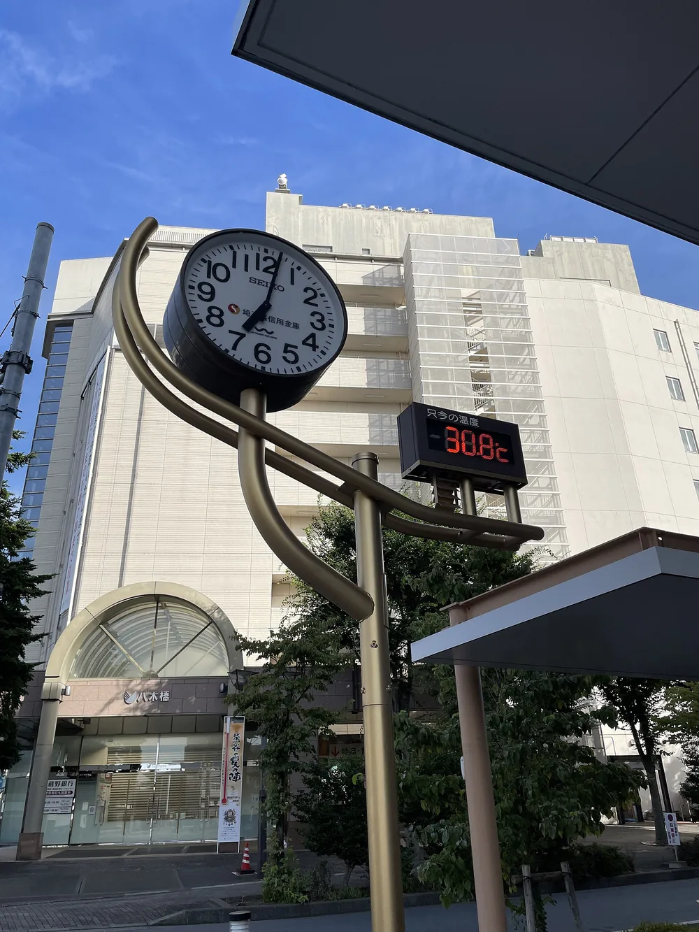 Цифровой уличный термометр показывает текущую температуру воздуха